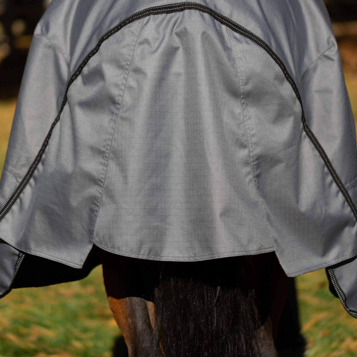 Equinavia Arktis Extended Neck Mid Weight Turnout Blanket 200g image #6